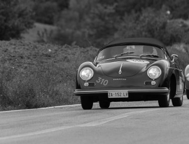 CAGLI, ITALY - OTT 24 - 2020: PORSCHE 356 SPEEDSTER CARRERA 1500 GS 1955 Mille Miglia 2020 rallisinde eski bir yarış arabası üzerinde ünlü İtalyan tarihi yarışı (1927-1957))