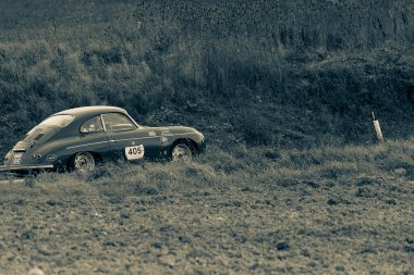 CAGLI, ITALY - OTT 24 - 2020: PORSCHE 356 A CARRERA 1500 GS 1956 Mille Miglia 2020 rallisindeki eski bir yarış arabası üzerinde ünlü İtalyan tarihi yarışı (1927-1957))