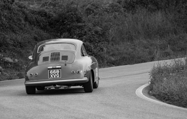 CAGLI, ITALY - OTT 24 - 2020: PORSCHE 356 A CARRERA 1500 GS 1956 Mille Miglia 2020 rallisindeki eski bir yarış arabası üzerinde ünlü İtalyan tarihi yarışı (1927-1957))