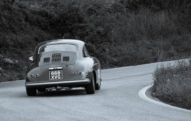 CAGLI, ITALY - OTT 24 - 2020: PORSCHE 356 A CARRERA 1500 GS 1956 Mille Miglia 2020 rallisindeki eski bir yarış arabası üzerinde ünlü İtalyan tarihi yarışı (1927-1957))