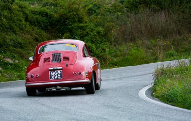 CAGLI, ITALY - OTT 24 - 2020: PORSCHE 356 A CARRERA 1500 GS 1956 Mille Miglia 2020 rallisindeki eski bir yarış arabası üzerinde ünlü İtalyan tarihi yarışı (1927-1957))