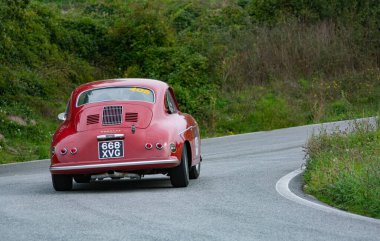 CAGLI, ITALY - OTT 24 - 2020: PORSCHE 356 A CARRERA 1500 GS 1956 Mille Miglia 2020 rallisindeki eski bir yarış arabası üzerinde ünlü İtalyan tarihi yarışı (1927-1957))