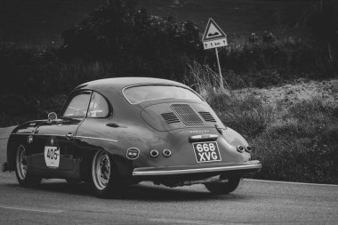 CAGLI, ITALY - OTT 24 - 2020: PORSCHE 356 A CARRERA 1500 GS 1956 Mille Miglia 2020 rallisindeki eski bir yarış arabası üzerinde ünlü İtalyan tarihi yarışı (1927-1957))