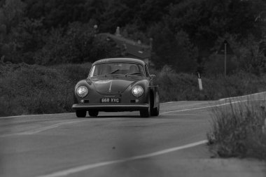 CAGLI, ITALY - OTT 24 - 2020: PORSCHE 356 A CARRERA 1500 GS 1956 Mille Miglia 2020 rallisindeki eski bir yarış arabası üzerinde ünlü İtalyan tarihi yarışı (1927-1957))