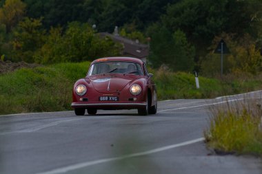 CAGLI, ITALY - OTT 24 - 2020: PORSCHE 356 A CARRERA 1500 GS 1956 Mille Miglia 2020 rallisindeki eski bir yarış arabası üzerinde ünlü İtalyan tarihi yarışı (1927-1957))