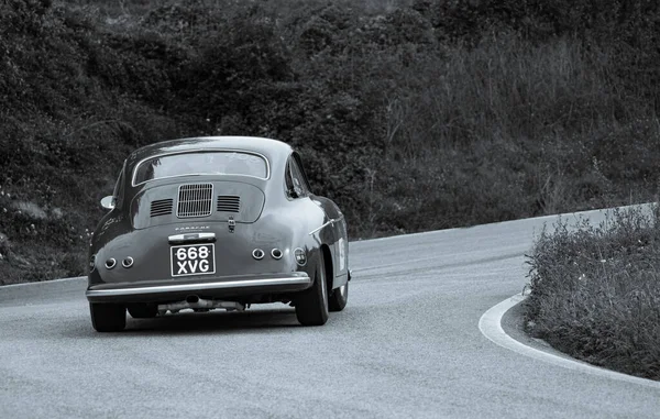 CAGLI, ITALY - OTT 24 - 2020: PORSCHE 356 A CARRERA 1500 GS 1956 Mille Miglia 2020 rallisindeki eski bir yarış arabası üzerinde ünlü İtalyan tarihi yarışı (1927-1957))
