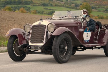 CAGLI, İtalya - OTT 24 - 2020: O.M. 665 SS MM 1930 rallisinde eski bir yarış arabası Mille Miglia 2020 ünlü İtalyan tarihi yarışı (1927-1957))