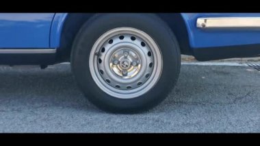 Pesaro, İtalya, 04 - 07 - 2021: 70 'lerin alfa romeo alfettasından klasik araba detayları