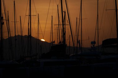 Olbia, Sardinya / İtalya - 2019 / 8 / 21: Günbatımında marina di Olbia limanı ve yat marinasının panoramik manzarası