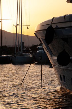 Olbia, Sardinya / İtalya - 2019 / 8 / 21: Günbatımında marina di Olbia limanı ve yat marinasının panoramik manzarası