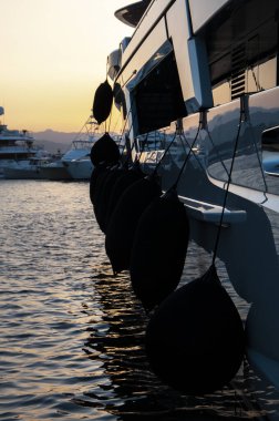 Olbia, Sardinya / İtalya - 2019 / 8 / 21: Günbatımında marina di Olbia limanı ve yat marinasının panoramik manzarası