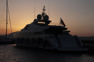 Olbia, Sardinya / İtalya - 2019 / 8 / 21: Günbatımında marina di Olbia limanı ve yat marinasının panoramik manzarası
