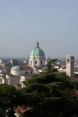 İtalya 'nın kuzeyindeki Brescia şehrindeki Piazza Paolo Meydanı' ndaki Katedral veya Duomo Nuovo ve Eski Katedral veya Duomo Vecchio