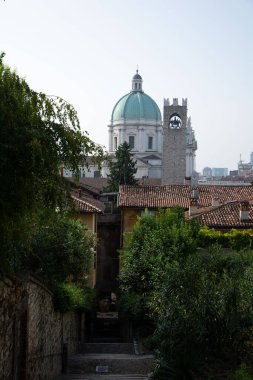 İtalya 'nın kuzeyindeki Brescia şehrindeki Piazza Paolo Meydanı' ndaki Katedral veya Duomo Nuovo ve Eski Katedral veya Duomo Vecchio