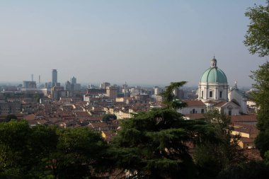İtalya 'nın kuzeyindeki Brescia şehrindeki Piazza Paolo Meydanı' ndaki Katedral veya Duomo Nuovo ve Eski Katedral veya Duomo Vecchio