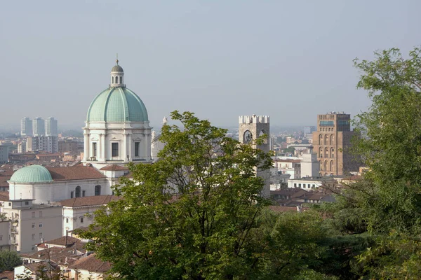 意大利北部Brescia市Piazza Paolo广场的主教座堂或Duomo Nuovo和老主教座堂或Duomo Vecchio — 图库照片