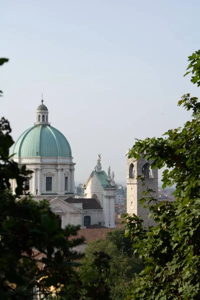 大聖堂またはドゥオモ ヌオーヴォと旧大聖堂またはドゥオモ ヴェッキオ イタリア北部のブレシア市の広場パオロ広場 — ストック写真