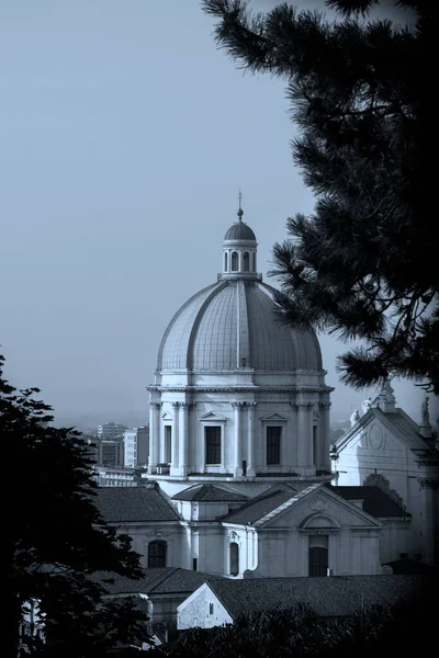 意大利北部Brescia市Piazza Paolo广场的主教座堂或Duomo Nuovo和老主教座堂或Duomo Vecchio — 图库照片
