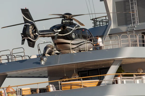 Yacht with helicopter — Stock Photo, Image