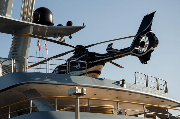 Yacht with helicopter — Stock Photo, Image