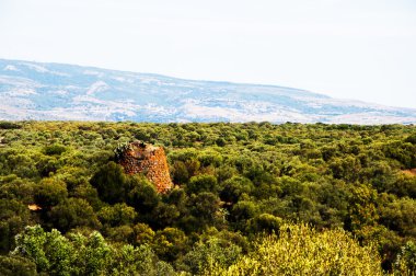Nuraghe Kulesi kalıntıları ve Sardunya Sardegna İtalya
