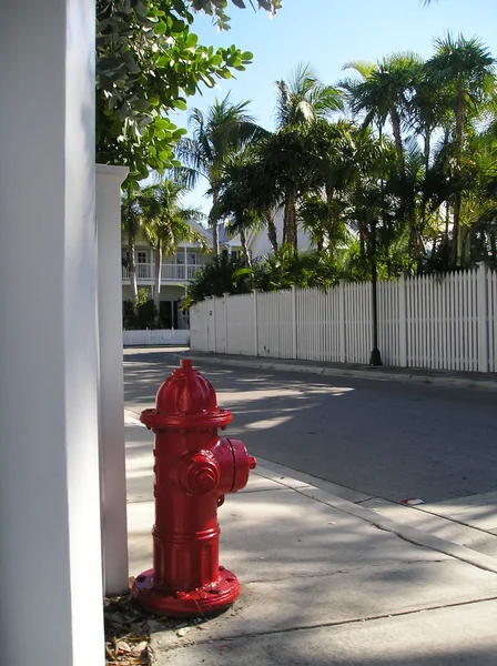 Червоний старий гідрант на вулиці в ключі на захід — стокове фото