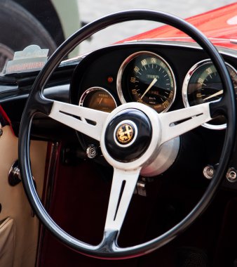 Eski model araba Alfa Romeo
