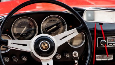 Detay eski araba direksiyon simidi Alfa Romeo