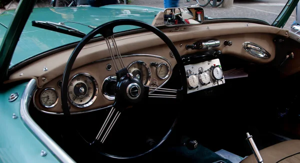 Detalle viejo volante del coche MERCEDES —  Fotos de Stock