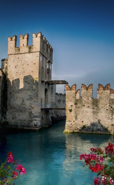 Castello Scaligero di Sirmione (Sirmione Castle), XIV yüzyılda, Garda Gölü, Sirmione, İtalya inşa