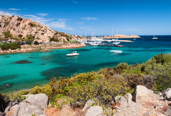 La playa de Cala Spalmatore en Cerdeña en el archipiélago de La Maddalena, Italia . — Foto de Stock