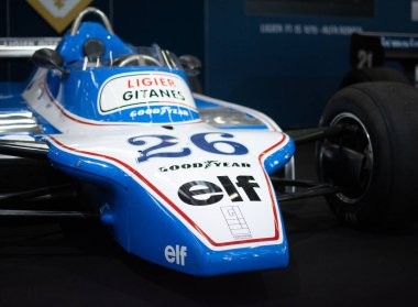 Bologna, ITALY - 24 OTT - 2025: Bu fotoğraf Ligier JS11 Formula 1 'in 1979 sezonundan kalma, çarpıcı mavi ve beyaz Ligier Gitanes üniforması ve başta Jacques Laffite tarafından sürülen 26 numaralı arabasını görüntüler.