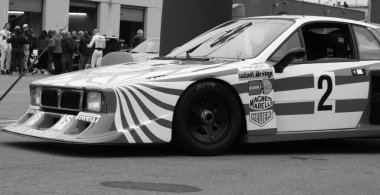 Varano, Italia - 11 Kasım 2023: Lancia Beta Montecarlo Grubu A simgesel çizgilerini ve saf yarış mirasını sergilemektedir.