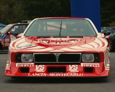 Varano, Italia - 11 Kasım 2023: Lancia Beta Montecarlo Grubu A simgesel çizgilerini ve saf yarış mirasını sergilemektedir.
