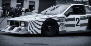 Varano, Italia - 11 Kasım 2023: Lancia Beta Montecarlo Grubu A simgesel çizgilerini ve saf yarış mirasını sergilemektedir.