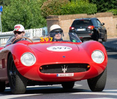 FERRARA, İtalya - 15 Haziran 2024: MASERATI 150 S 1955 klasik araba yarışları Ferrara caddelerinde 2024 Mille boyunca