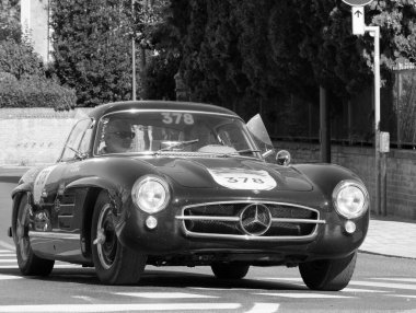 FERRARA, İtalya - 15 Haziran 2024: MerCEDES BENZ 300 SL COUP klasik araba yarışları 2024 Mille boyunca Ferrara sokaklarında