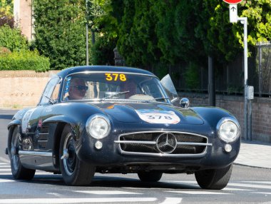 FERRARA, İtalya - 15 Haziran 2024: MerCEDES BENZ 300 SL COUP klasik araba yarışları 2024 Mille boyunca Ferrara sokaklarında