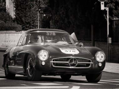 FERRARA, İtalya - 15 Haziran 2024: MerCEDES BENZ 300 SL COUP klasik araba yarışları 2024 Mille boyunca Ferrara sokaklarında