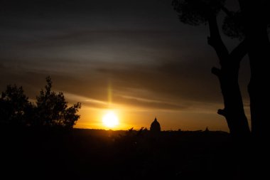 ROMA, ITALIA - DIC 7 - 2025: Kalabalık Pincio Terrace 'dan alınan Roma günbatımının nefes kesici panoramik görüntüsü.
