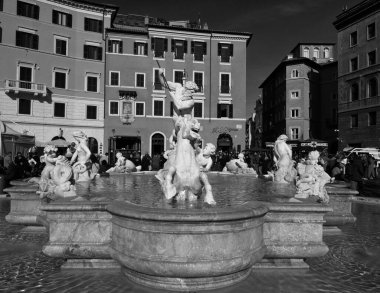 ROMA, ITALIA - DIC 7 - 2025: Roma 'nın canlı Piazza Navona Meydanı' nda güneş ışığı altında parıldayan zarif Barok çeşmeleri.