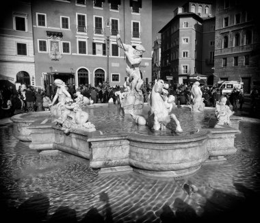 ROMA, ITALIA - DIC 7 - 2025: Roma 'nın canlı Piazza Navona Meydanı' nda güneş ışığı altında parıldayan zarif Barok çeşmeleri.