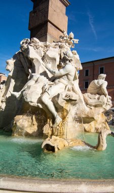 ROMA, ITALIA - DIC 7 - 2025: Roma 'nın canlı Piazza Navona Meydanı' nda güneş ışığı altında parıldayan zarif Barok çeşmeleri.