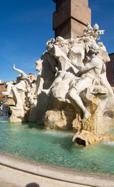 ROMA, ITALIA - DIC 7 - 2025: Roma 'nın canlı Piazza Navona Meydanı' nda güneş ışığı altında parıldayan zarif Barok çeşmeleri.