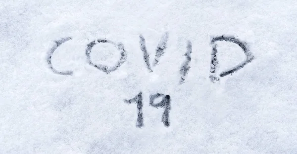 Karda Yazılı Covid Karda Yazılı Covid Metni Kışın 2020 Noelinde — Stok fotoğraf