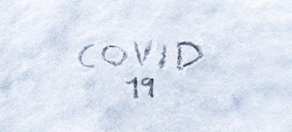 Karda Yazılı Covid Metni Kışın 2020 Noelinde Covid Salgını Kavramı — Stok fotoğraf