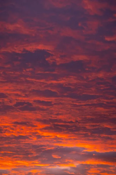 美しいオレンジ色の夕日や日の出の雲 — ストック写真