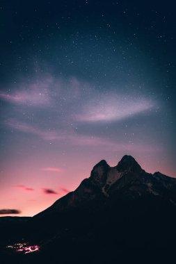 Karlı bir dağın zirvesinden gün batımı ya da gün doğumu. Pedraforca Dağı, Gosol, Bergueda, Barselona, Katalonya, İspanya.