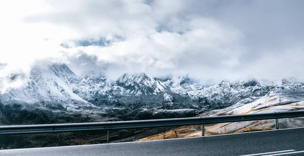 Winter Landscape Great Snowy Alpine Mountains Seen Road Traveling Hiking — Stock Photo, Image