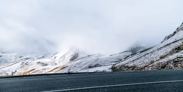Górska Droga Śnieżnym Alpejskim Krajobrazie Jeździć Nartach Podróżować Zimą Zimowe — Zdjęcie stockowe